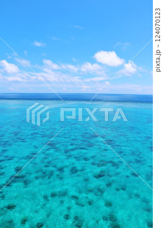 沖縄　宮古島の青空と海 124070123