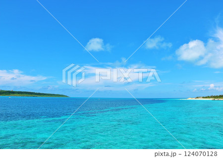 沖縄　宮古島の青空と海 124070128