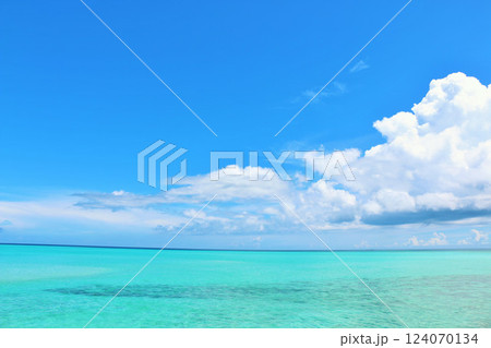 沖縄 宮古島の青空と海 沖縄 宮古島の青空と海 124070134