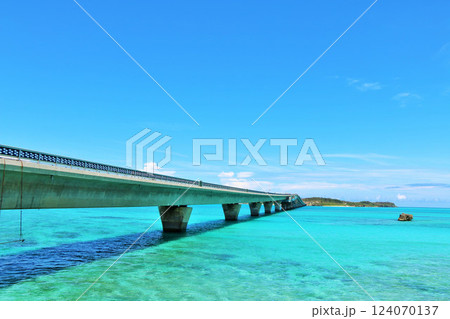 沖縄 青空と青い海の池間大橋 沖縄 青空と青い海の池間大橋 124070137