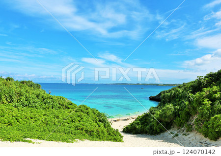 沖縄　宮古島　青空と海（撮影地：砂山ビーチ） 124070142
