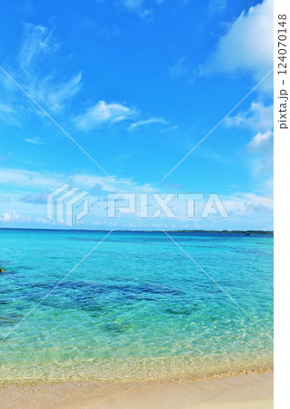 沖縄　宮古島　青空と海（撮影地：砂山ビーチ） 124070148