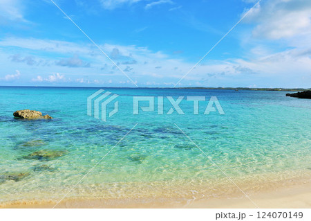沖縄　宮古島　青空と海（撮影地：砂山ビーチ） 124070149