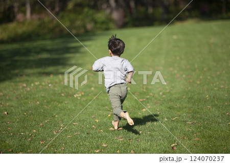 裸足で走る男の子　後ろ姿 124070237