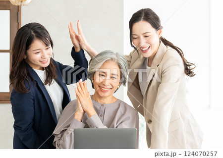 オフィスで働くビジネスウーマン 124070257