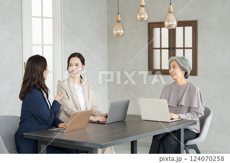 カフェで仕事をする女性 124070258