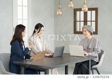 カフェでミーティングする女性 カフェでミーティングする女性 124070259