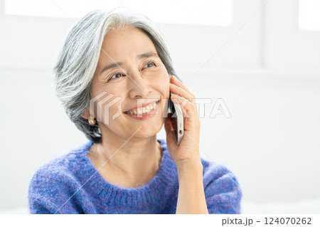 スマートフォンで通話するシニア女性 124070262