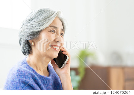 スマートフォンで通話するシニア女性 124070264