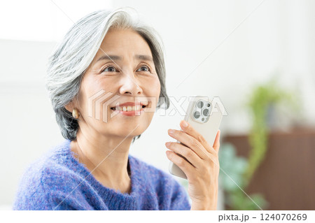 スマートフォンを操作するシニア女性 124070269