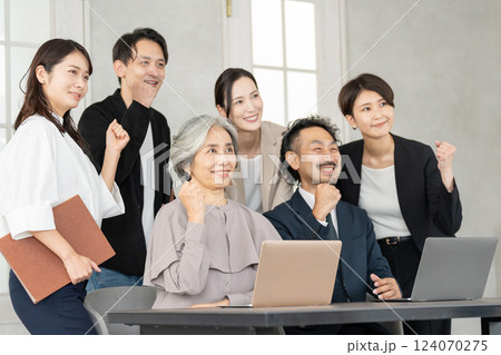 ガッツポーズをする会社員 124070275