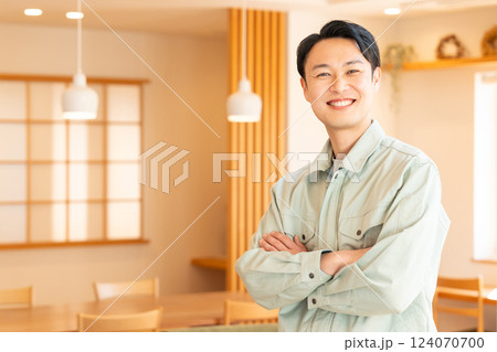 作業着を着た笑顔の若い男性 124070700