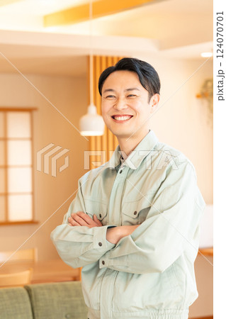作業着を着た笑顔の若い男性 作業着を着た笑顔の若い男性 124070701
