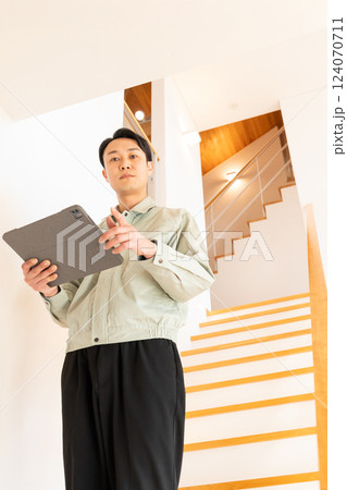 住宅の内装を点検する建築作業員 124070711