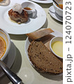 レストランでランチタイムを楽しむ 124070723