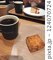 カフェでコーヒーとスコーンを食べる 124070724
