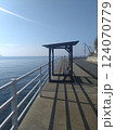 海沿いの歩道とベンチ 124070779