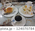 オシャレなカフェのパンケーキとフルーツサンド 124070784