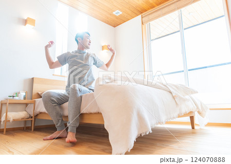 ベッドでストレッチする男性 ベッドでストレッチする男性 124070888