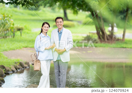 旅行をするシニア夫婦 124070924