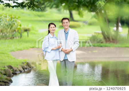 旅行をするシニア夫婦 旅行をするシニア夫婦 124070925