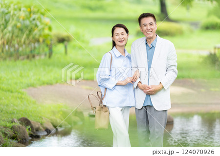 旅行をするシニア夫婦 旅行をするシニア夫婦 124070926