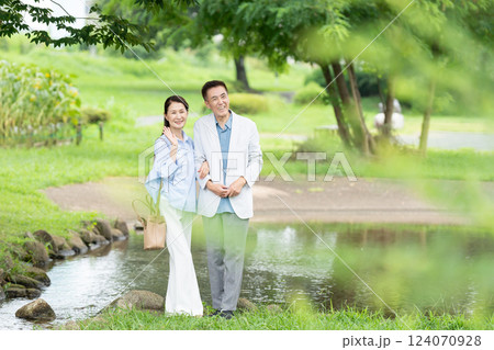 散歩するシニア夫婦 124070928