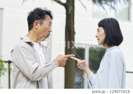 夫婦喧嘩する中年の夫婦　屋外 124071018