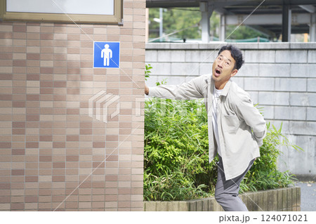 トイレに駆け込む男性 トイレに駆け込む男性 124071021