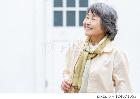 旅行するシニア女性 旅行するシニア女性 124071055