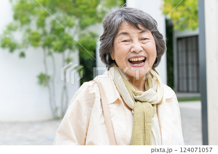 旅行するシニア女性 旅行するシニア女性 124071057