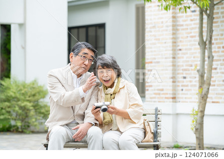 カメラを持つシニア夫婦 124071066