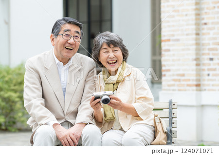 シニア夫婦 旅行 カメラ シニア夫婦 旅行 カメラ 124071071