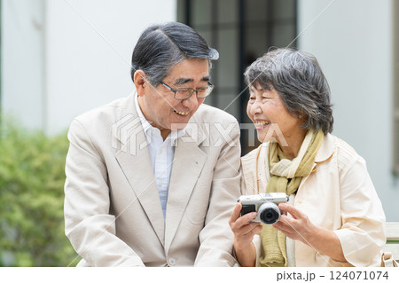 シニア夫婦　旅行　カメラ 124071074
