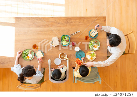若い家族 食事 食卓 若い家族 食事 食卓 124071257