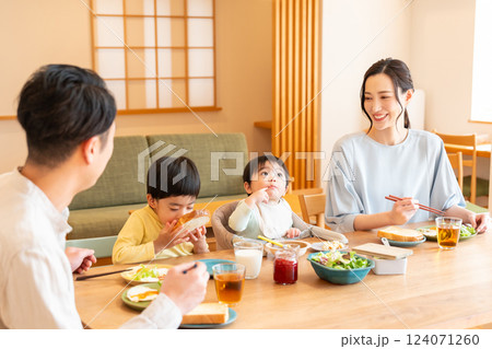 若い家族　食事　食卓　 124071260