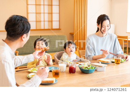 若い家族 食事 食卓 若い家族 食事 食卓 124071261