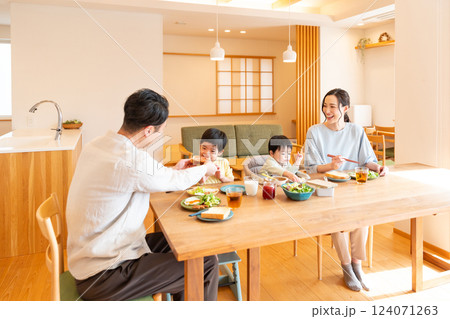 若い家族 食事 食卓 若い家族 食事 食卓 124071263
