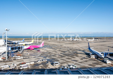 中部国際空港セントレア『スカイデッキ』からの展望・エプロンで駐機する国内線旅客機 中部国際空港セントレア『スカイデッキ』からの展望・エプロンで駐機する国内線旅客機 124071283