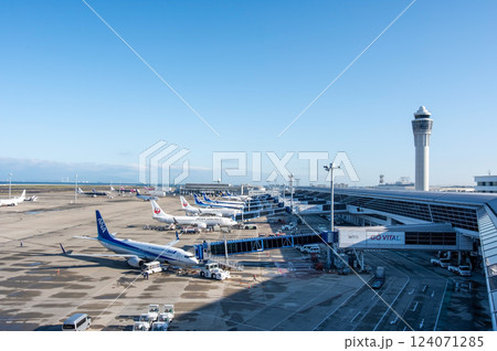 中部国際空港セントレア『スカイデッキ』からの展望・エプロンで駐機する国内線旅客機 中部国際空港セントレア『スカイデッキ』からの展望・エプロンで駐機する国内線旅客機 124071285