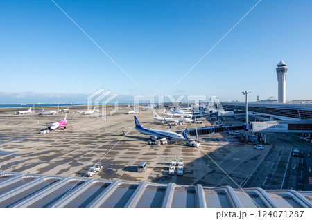 中部国際空港セントレア『スカイデッキ』からの展望・エプロンで駐機する国内線旅客機 124071287