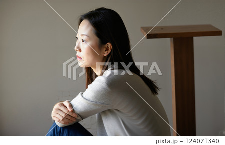 悩む女性 124071340