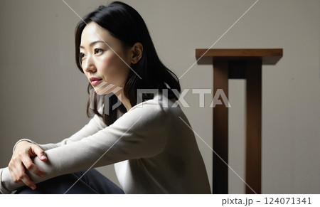 悩む女性 124071341