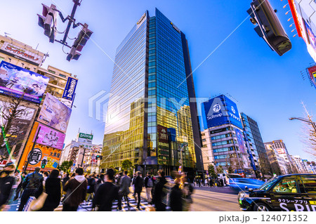 日本の東京都市景観 3月。外国人観光客らで賑わう秋葉原。再びマ姿の日本人も…=17日 日本の東京都市景観 3月。外国人観光客らで賑わう秋葉原。再びマ姿の日本人も…=17日 124071352