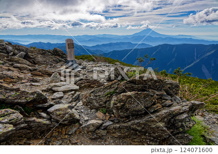 南アルプス・千枚岳から見る富士山 南アルプス・千枚岳から見る富士山 124071600