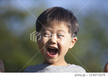 男の子のポートレイト 124071670