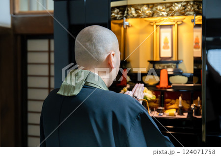 永代供養する僧侶 124071758