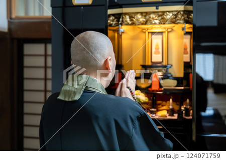永代供養する僧侶 永代供養する僧侶 124071759