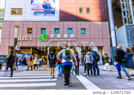 日本の東京都市景観外国人観光客らで賑わう秋葉原…。再びマ姿も…＝17日 124071760