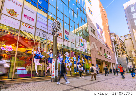 日本の東京都市景観 外国人観光客らで賑わう秋葉原・子供を抱いた外国人も…。再びマ姿も…＝17日 124071770